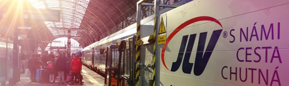 vlak s nápisem JLV na nádraží ve smyslu JLV spolupracuje s EDITELem